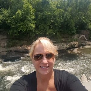 Meet your Posher, Laura